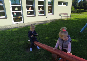 Dzieci na przedszkolnym placu zabaw